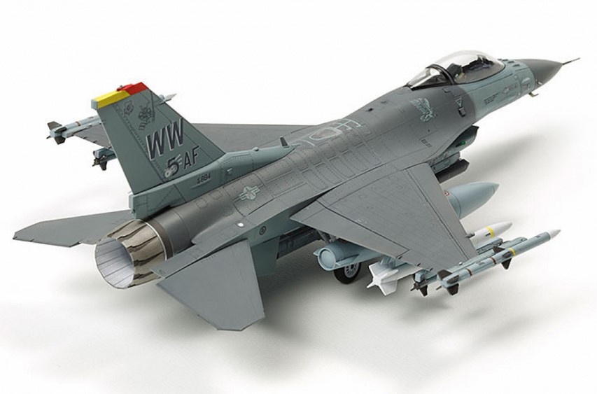 Tamiya 60788 F-16CJ Fighting Falcon m.Zurüstteilen
