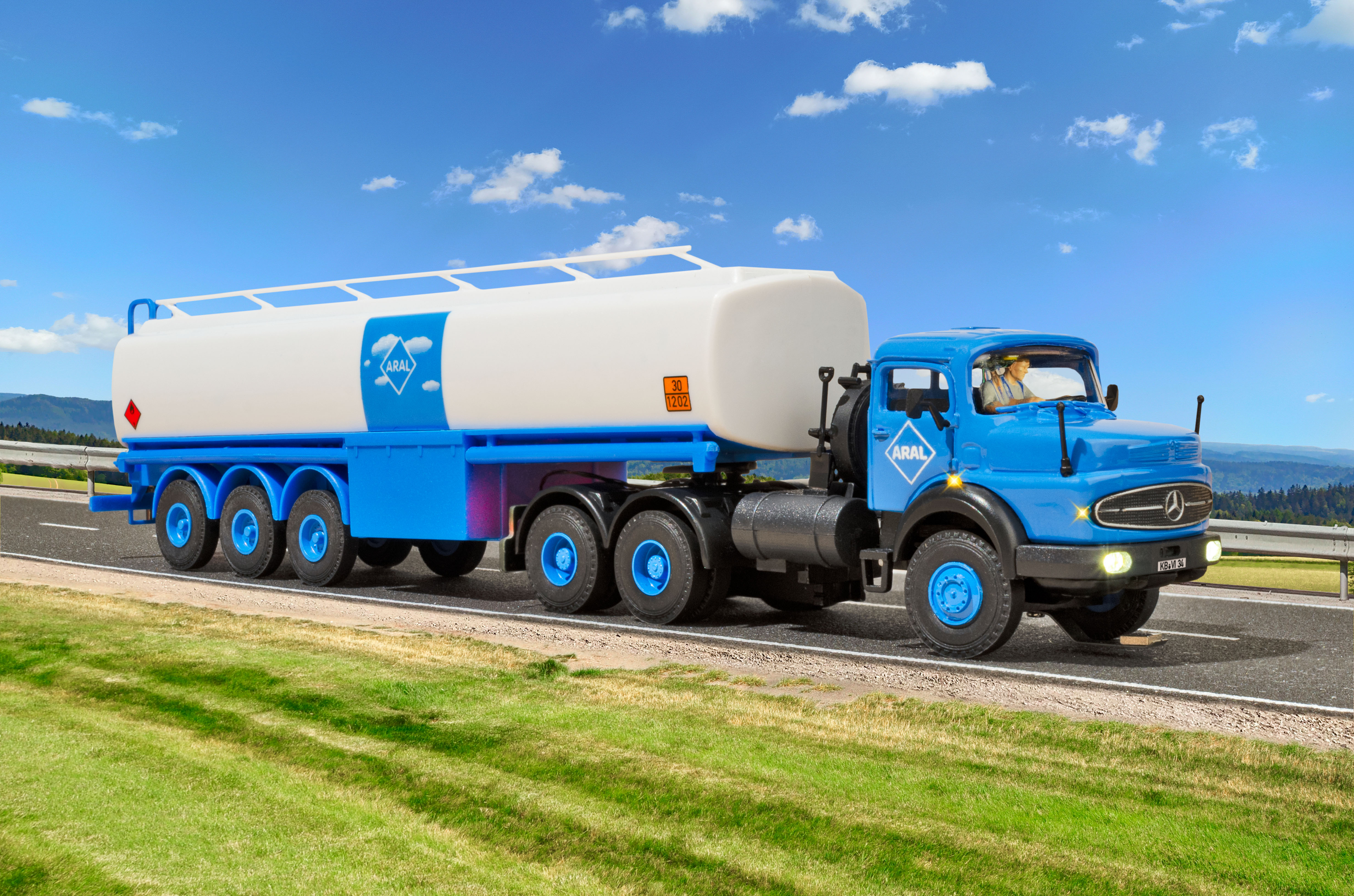 Viessmann 8034 CarMotion: MB Rundhauber Tank-SZ ARAL