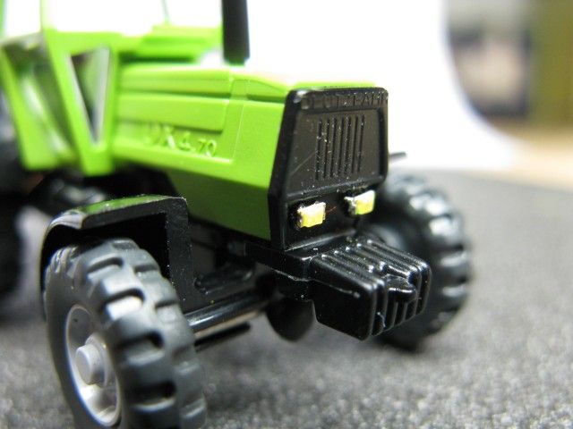 50041 Deutz Fahr Traktor Trecker mit Beleucht