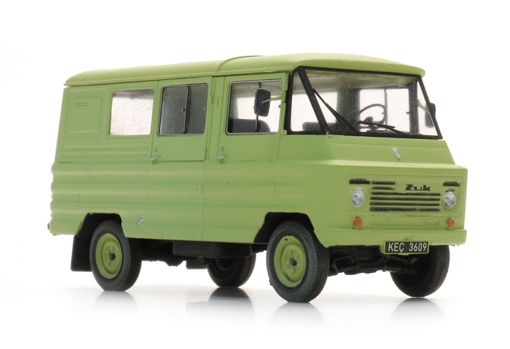 387.742 Zuk A06 Kleinbus grün