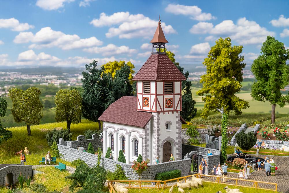 130679 Dorfkirche mit Kirchhof