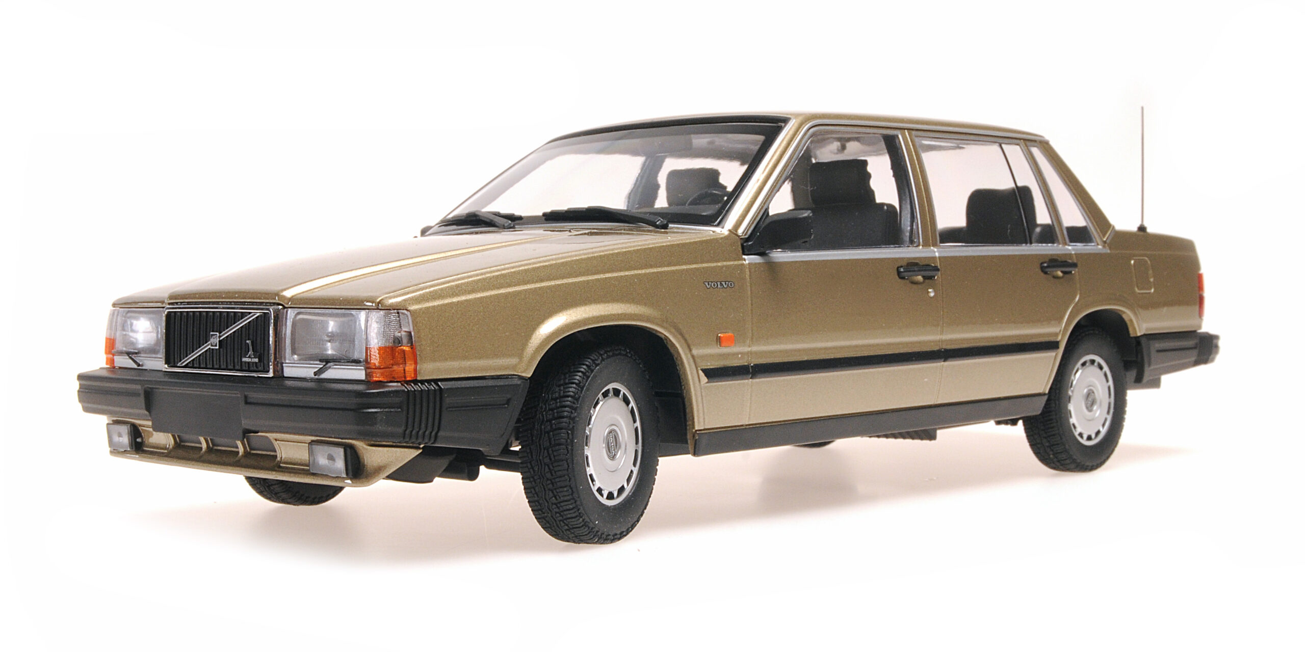 Minichamps 155171700 Volvo 740 GL Lim. gold 1986