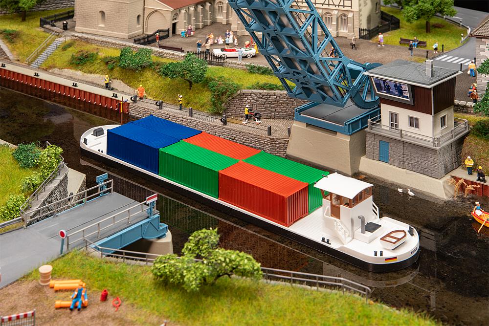 131013 Flussfrachter mit Containern