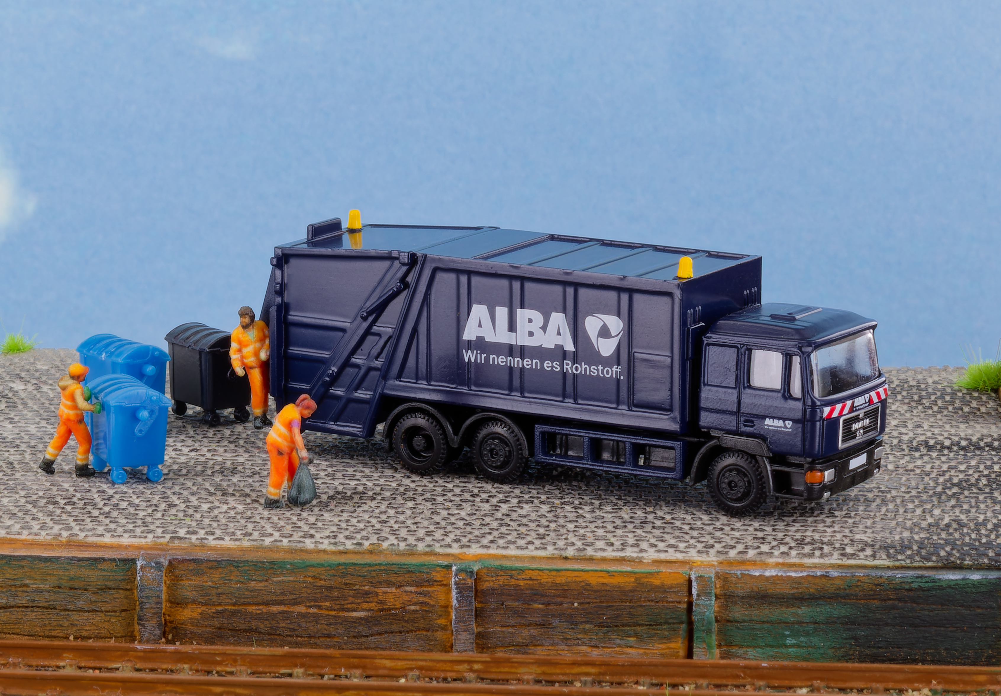 97002 MiNiScene Müllabfuhr mit Figuren, ALBA