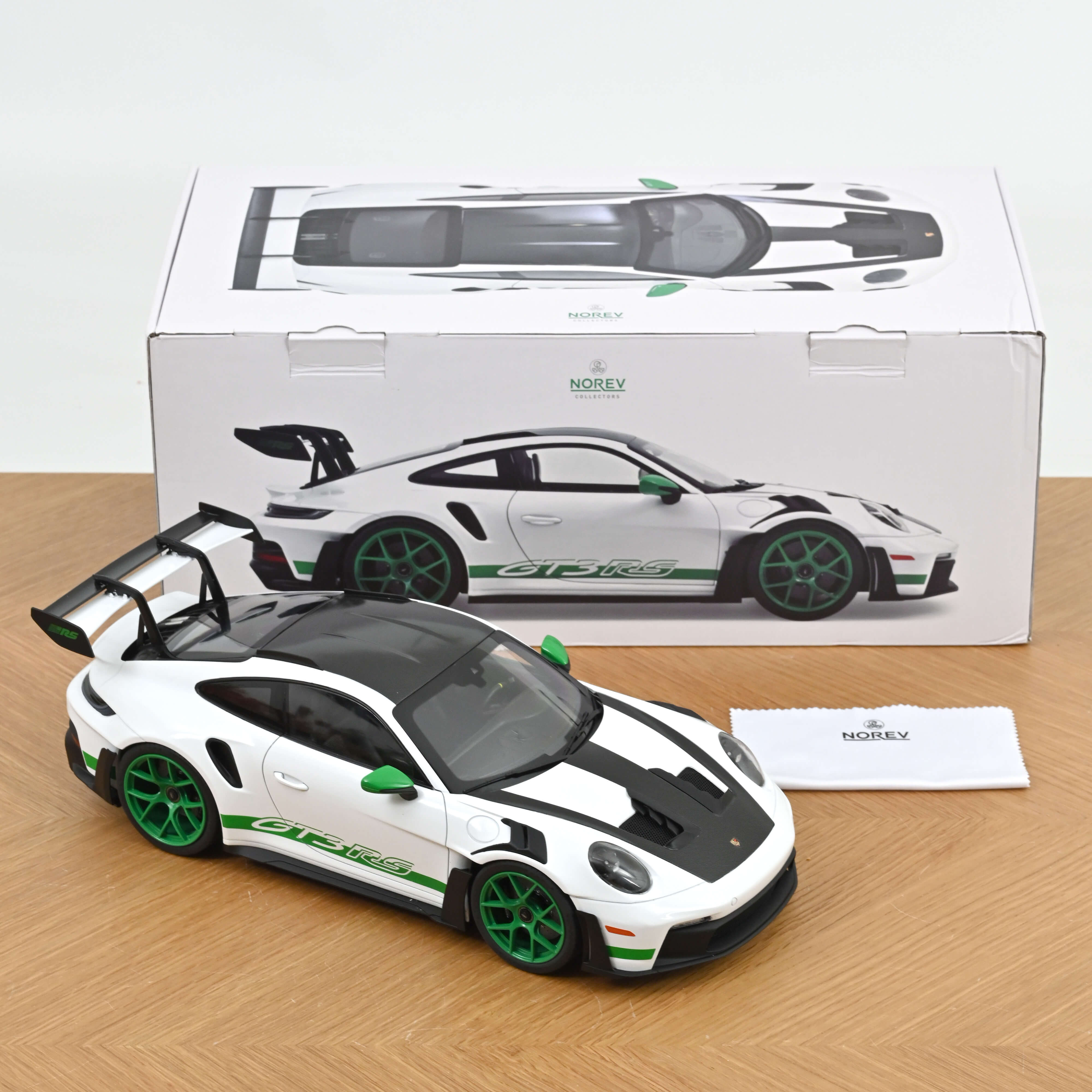 Norev 127535 Porsche 911 GT3 RS Tribute weiß/grün