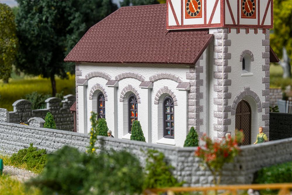 130679 Dorfkirche mit Kirchhof