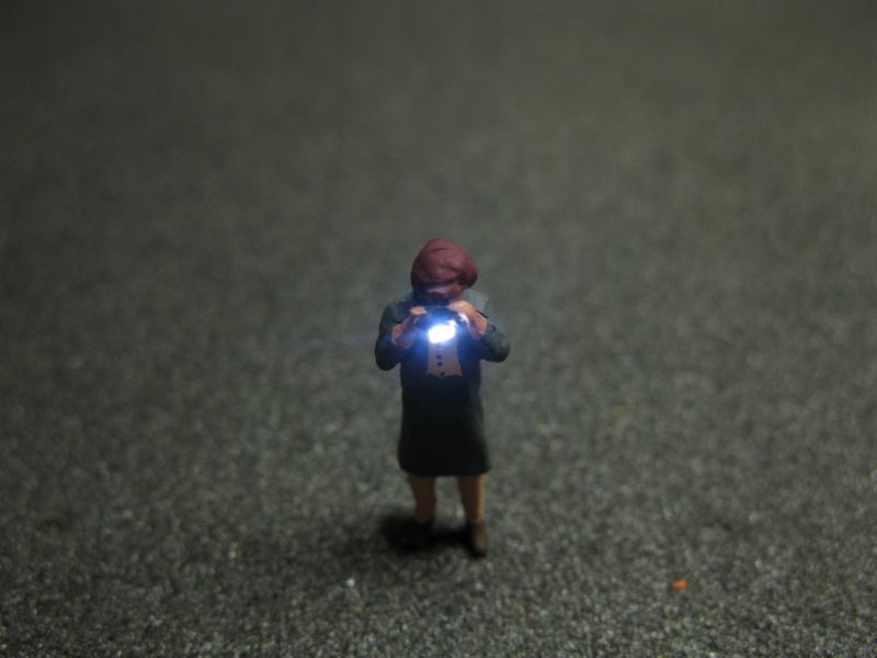 50227 Fotograf mit LED Blitz Beleuchtung H0 -