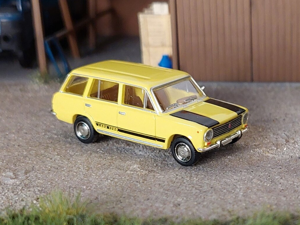 03-408 Lada 1200 Kombi, gelb m. schwarzem Dekor