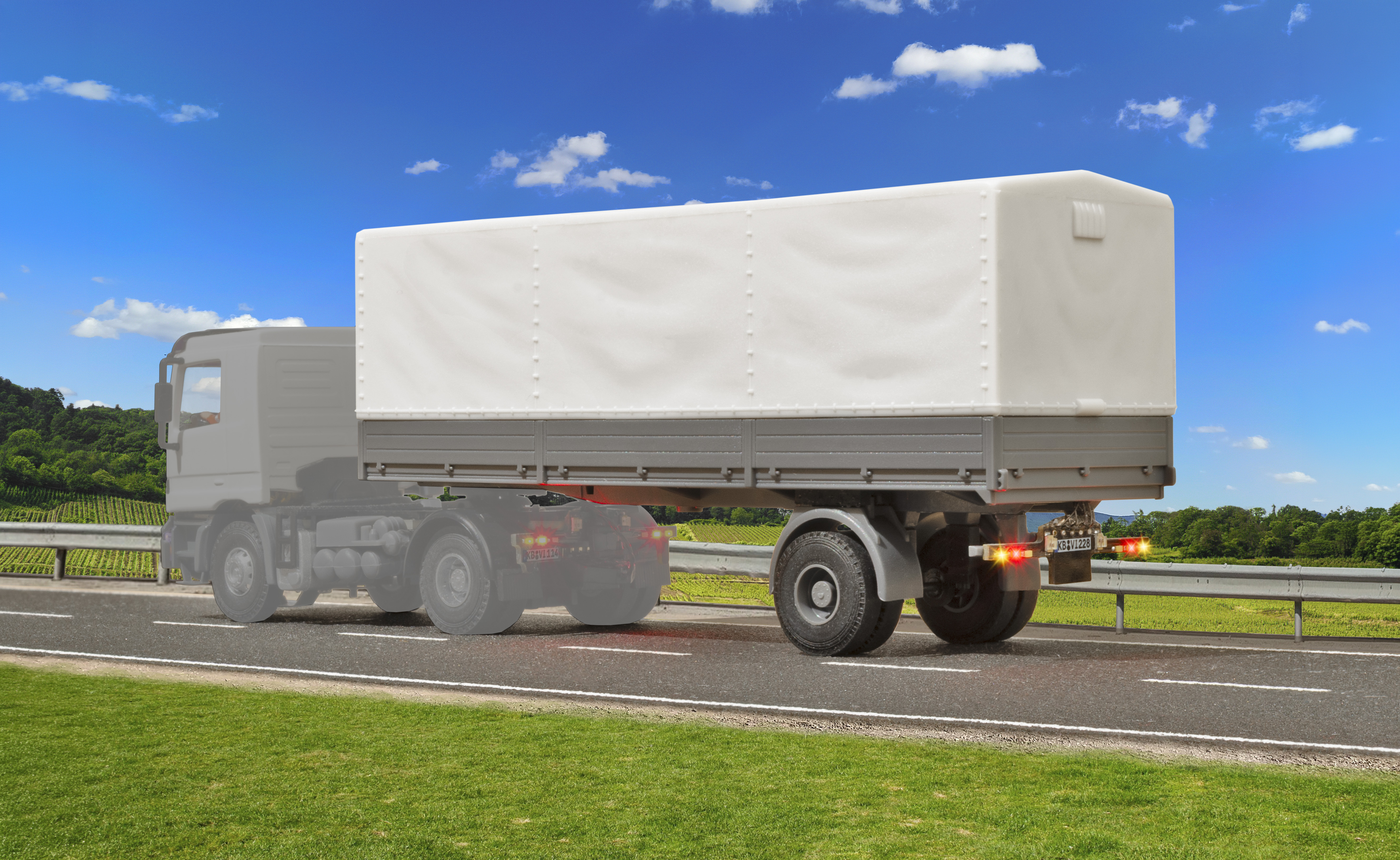 Viessmann 8228 H0 1-ac Planensattelauflieger