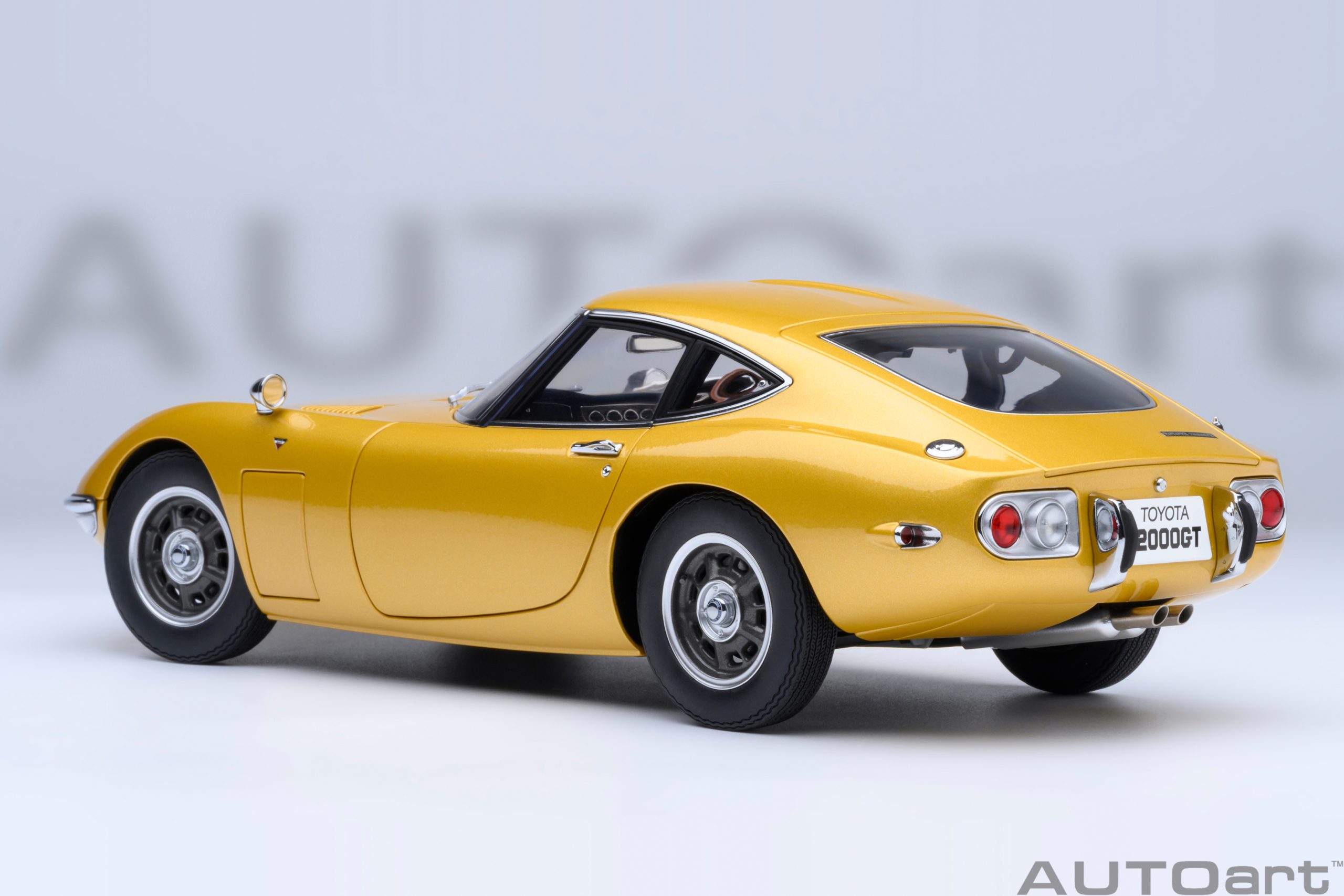 AUTOart 79549 Toyota 2000GT gold (1967)