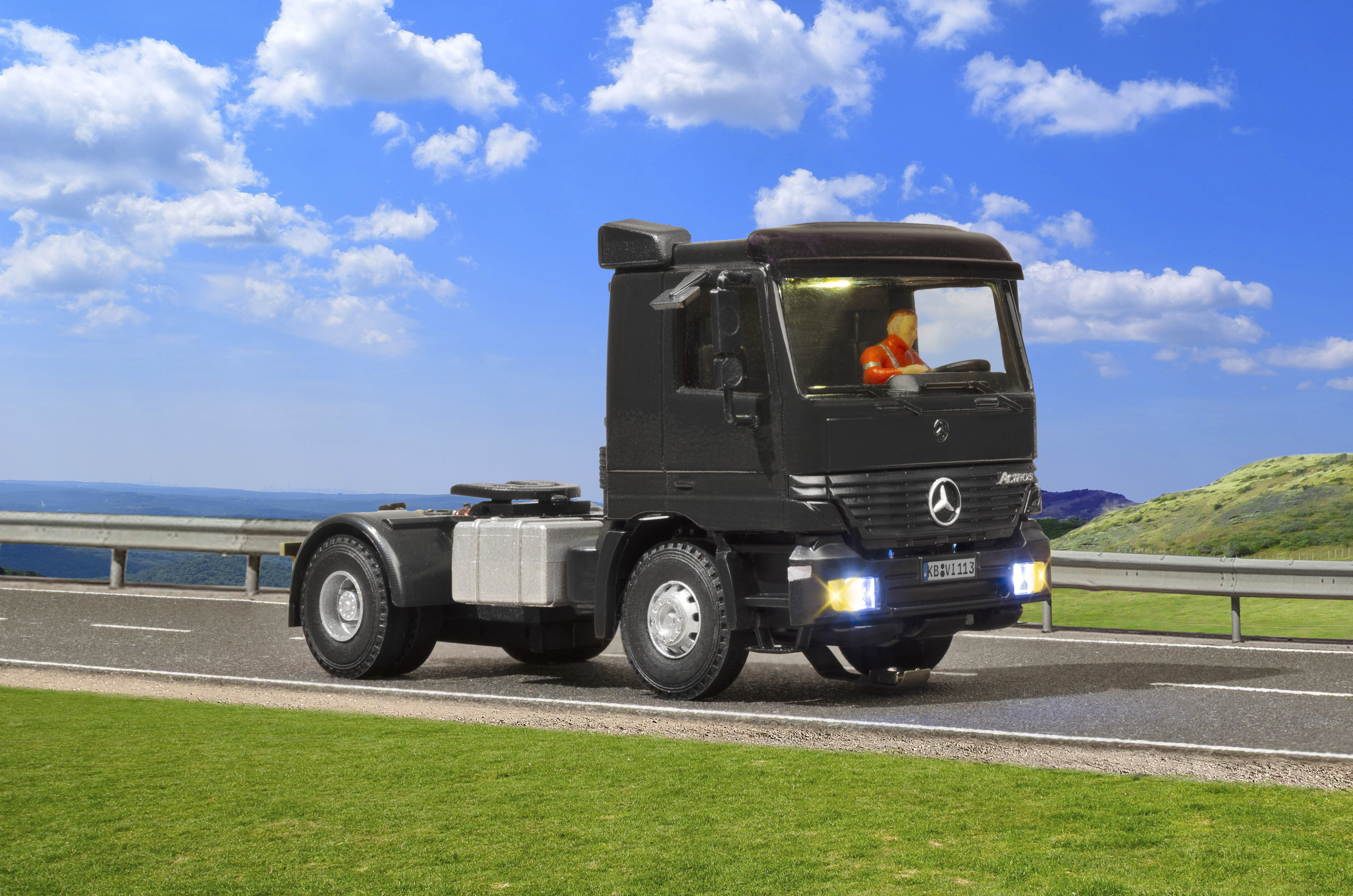 Viessmann 8113 H0 MB ACTROS 2-achs Sattelschlepper