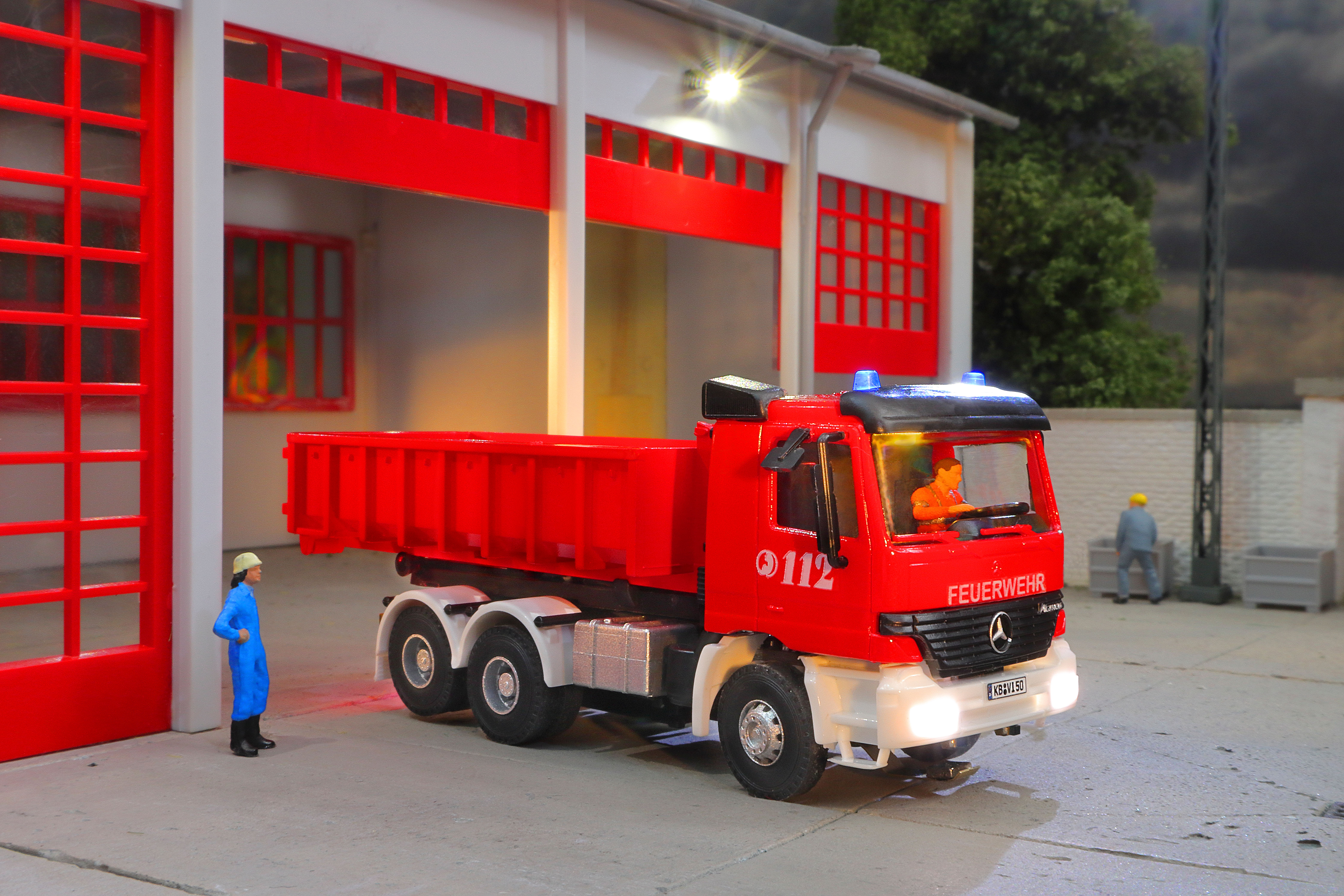 Viessmann 8070 CarMotion: MB Actros Abrollkipper THW