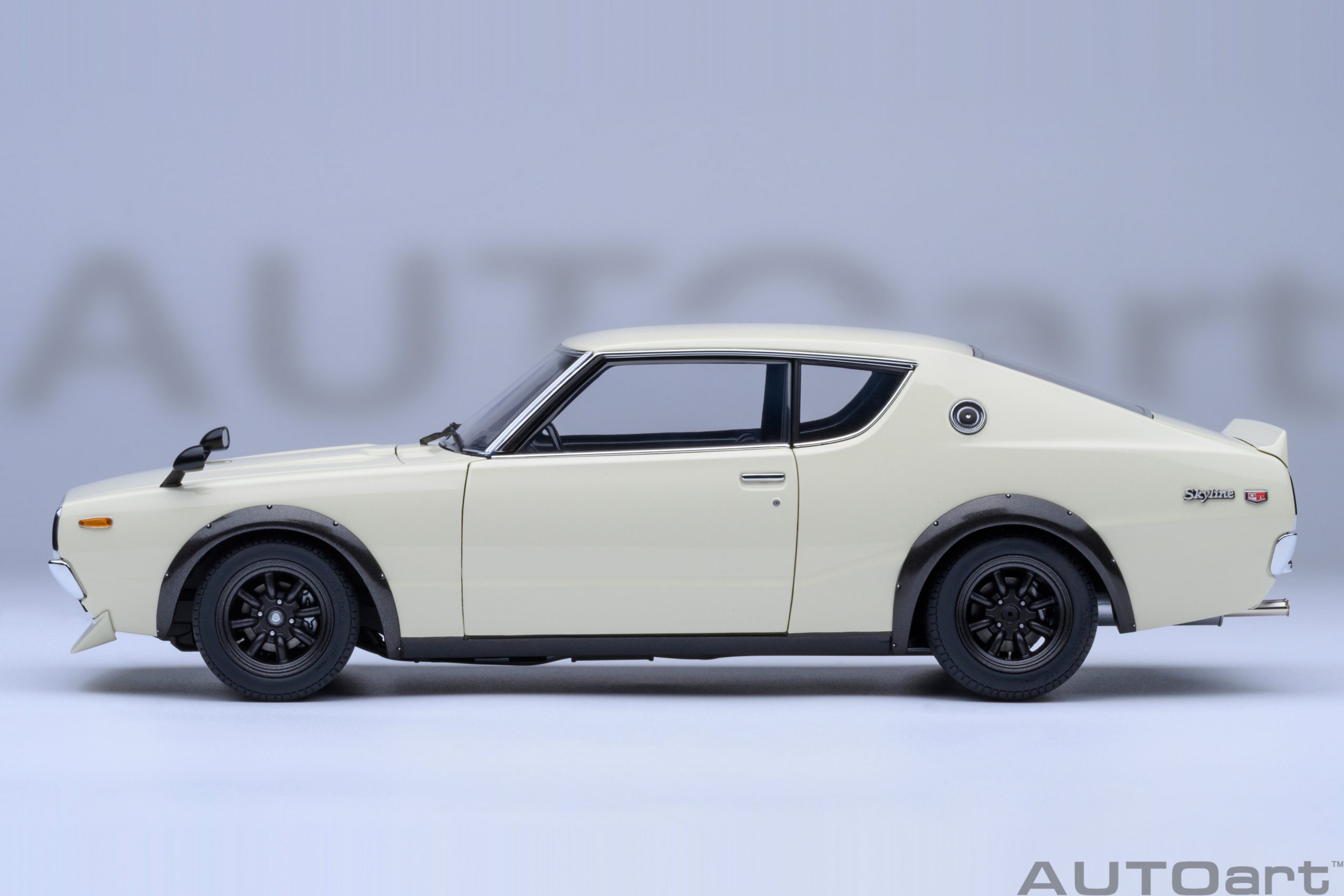 AUTOart 77467 Nissan Skyline 2000 GT-R (KPG110) weiß