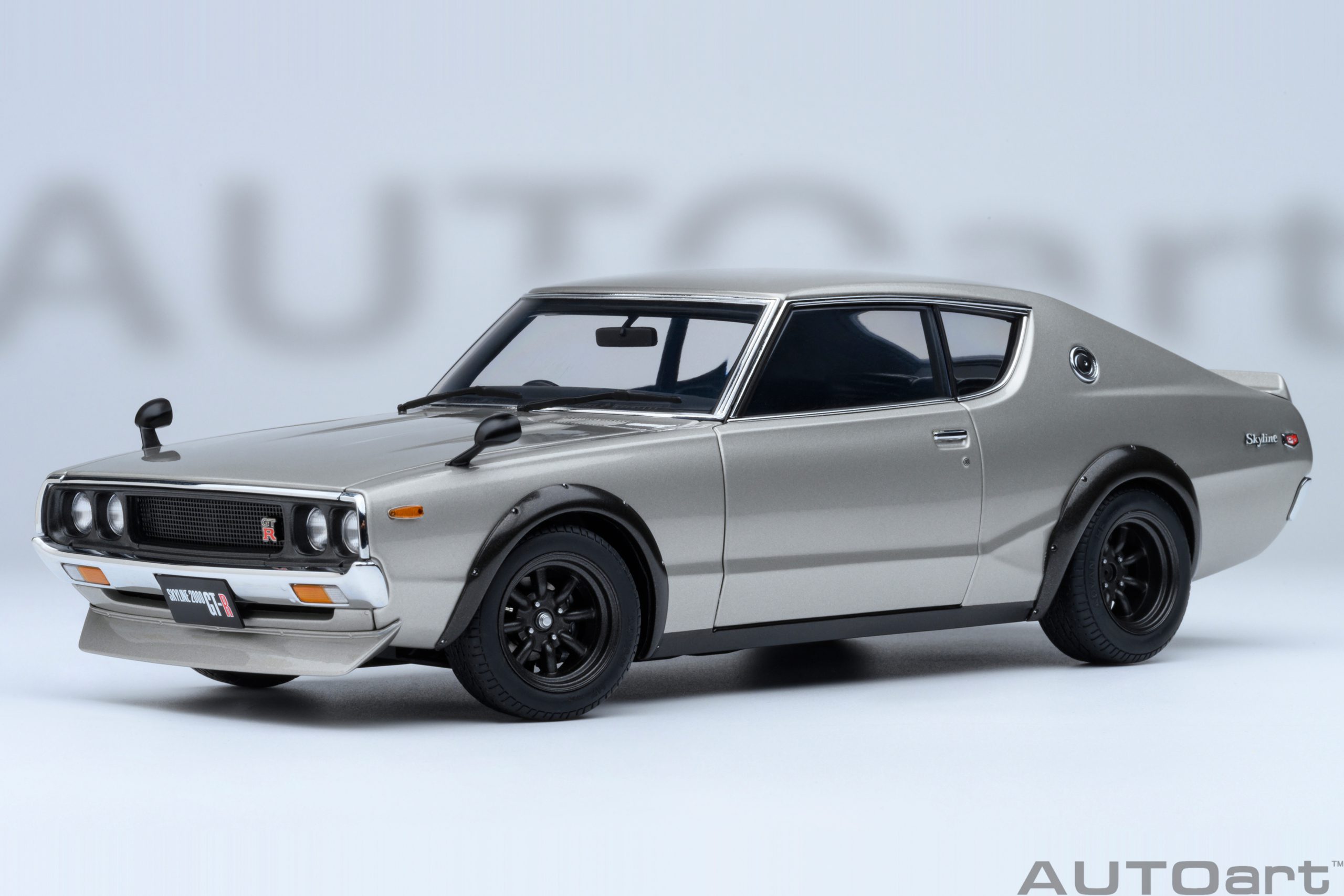 77466 Nissan Skyline 2000 GT-R (KPG110) silber