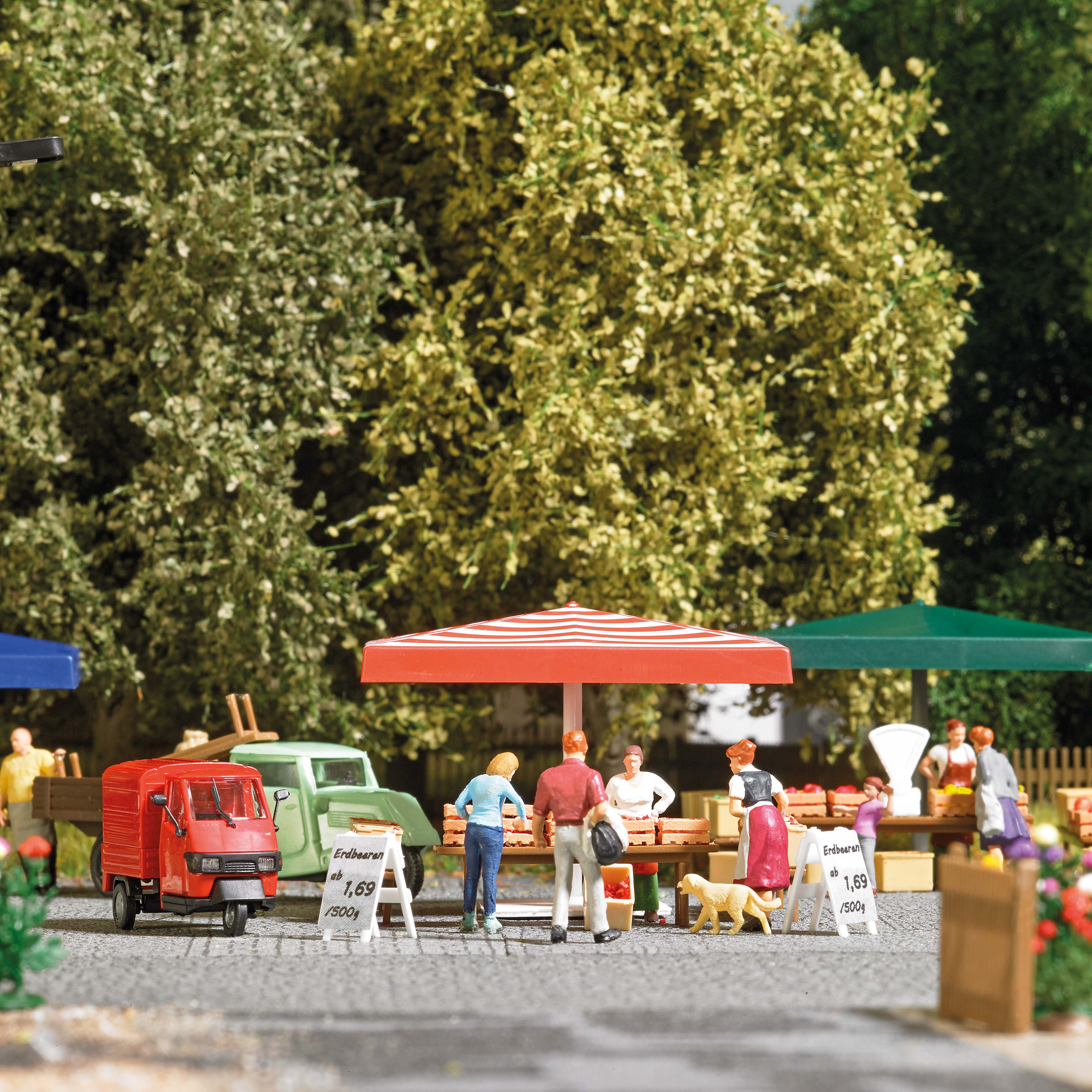 7913 Marktstand Erdbeeren