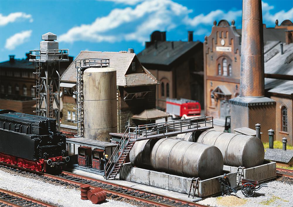 120157 Öllager mit Dieseltankstelle und Ölkran