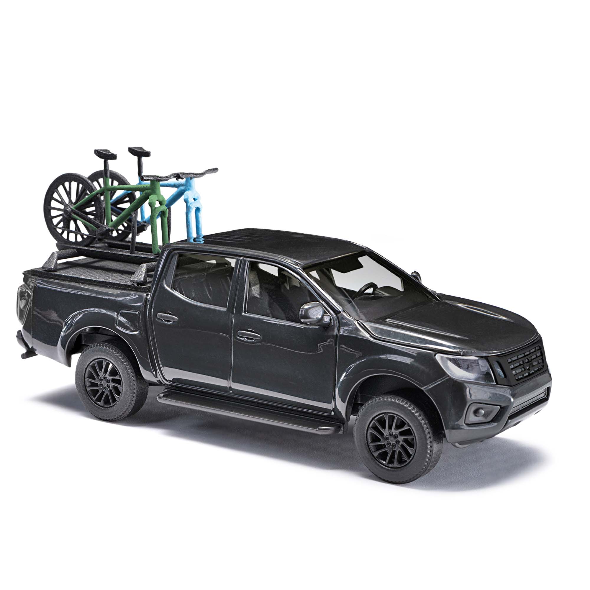 53724 Nissan Navara mit zwei Bikes