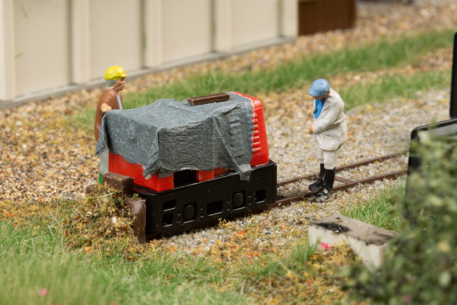 43700 Feldbahnsetattrappe mit Lokschuppen
