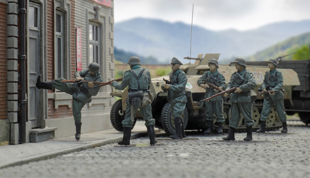 5720004 WM-Infanterie durchbricht Tür (6x)