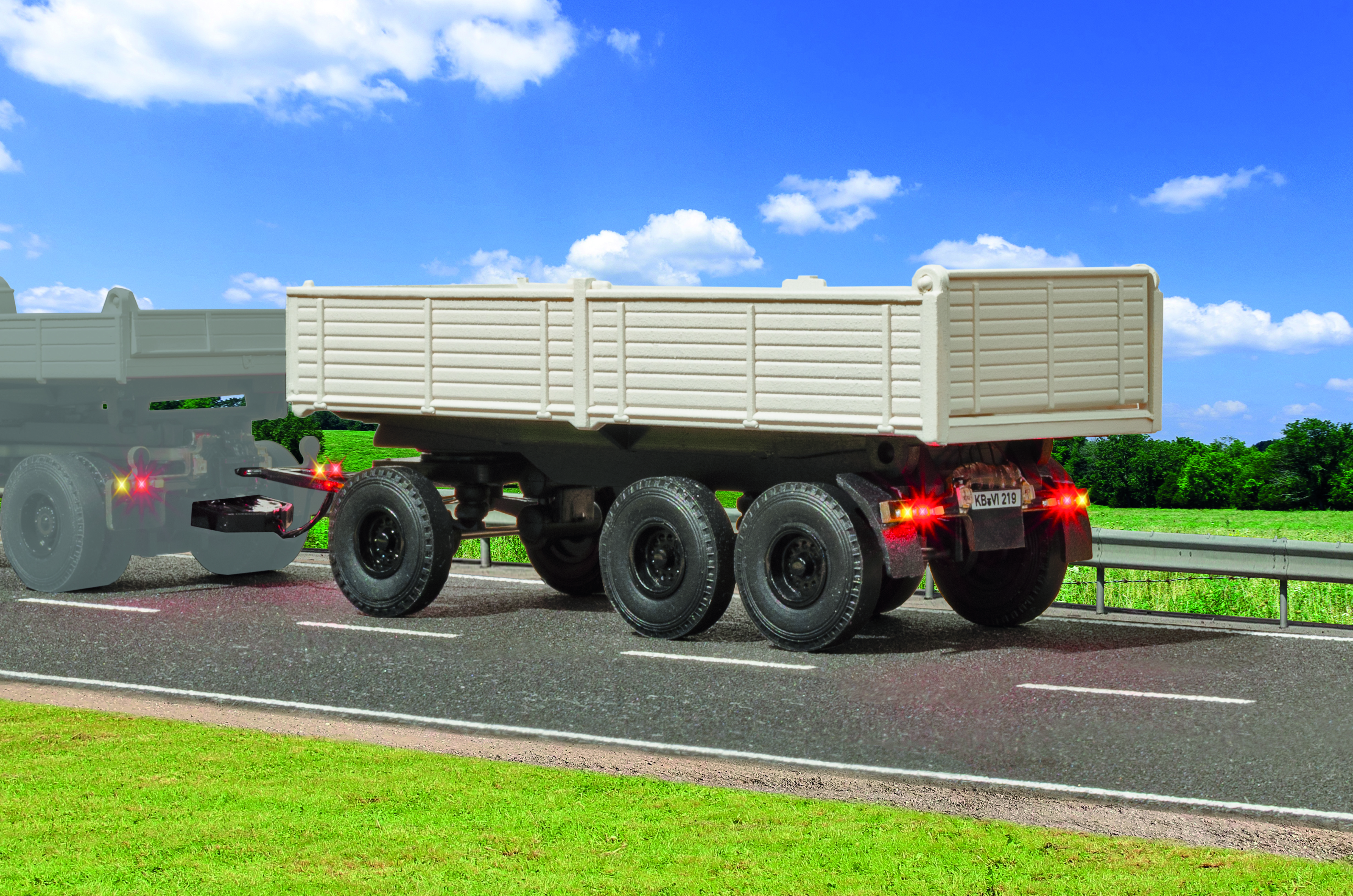 8219 CarMotion: 3a Kipp-Anhänger grau