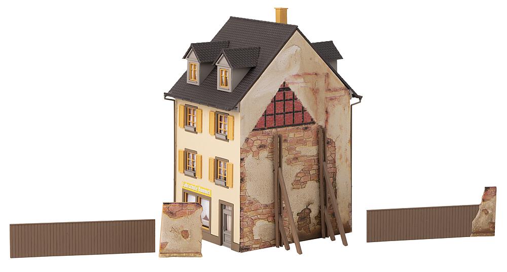130692 Altstadthaus mit Bretterzaun