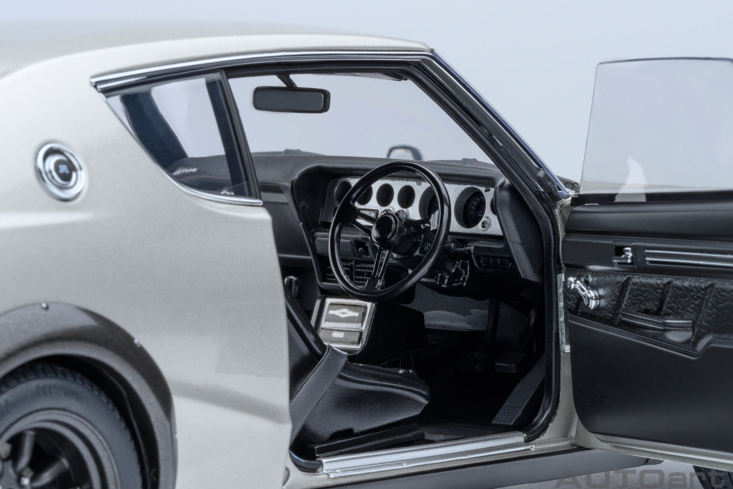 AUTOart 77466 Nissan Skyline 2000 GT-R (KPG110) silber