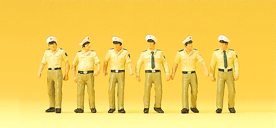 10340 Polizisten in Sommeruniform, gehend.