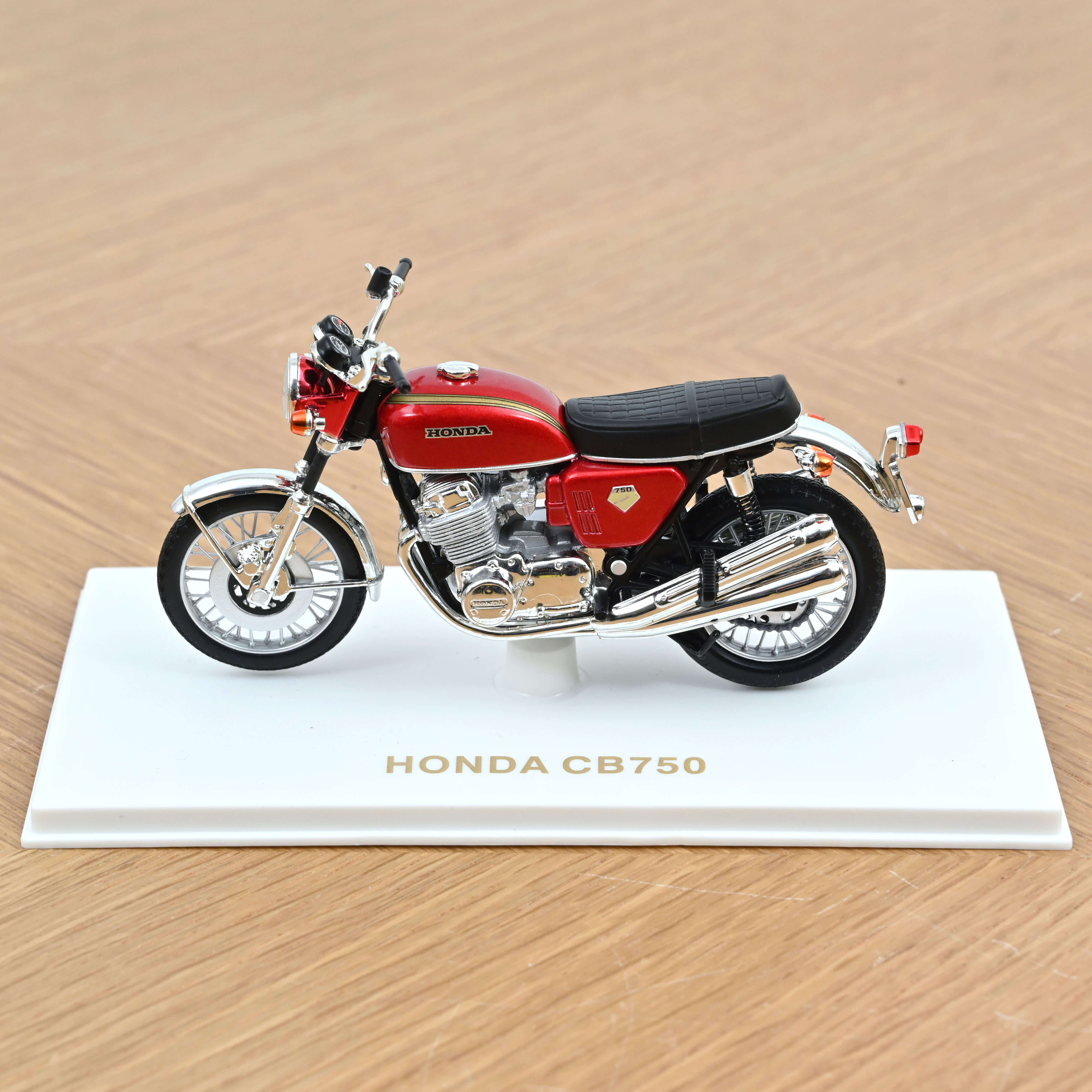 Norev 182026 Honda CB750 rot-met. (1969)