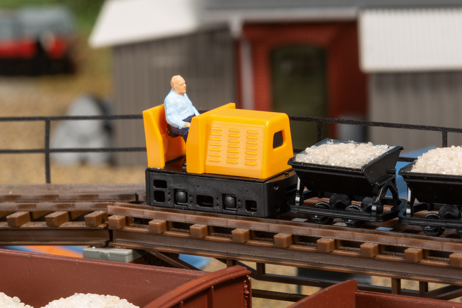 43703 Feldbahnlokattrappe