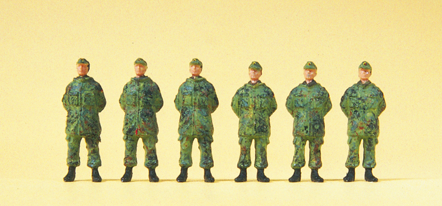 16842 Soldaten stehend. Feldmütze. Parka.