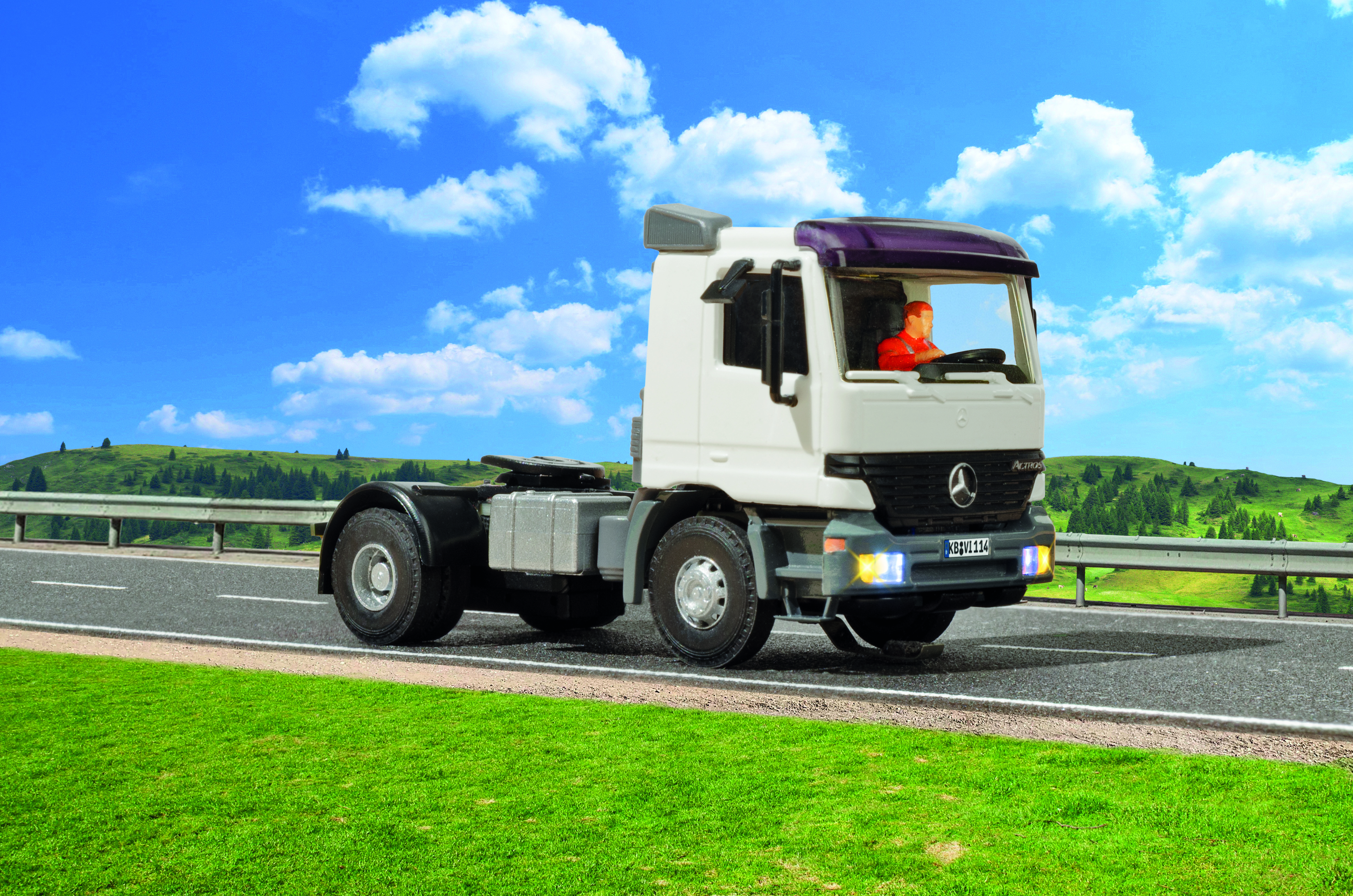 Viessmann 8114 CarMotion: MB Actros LH (2a) SZM