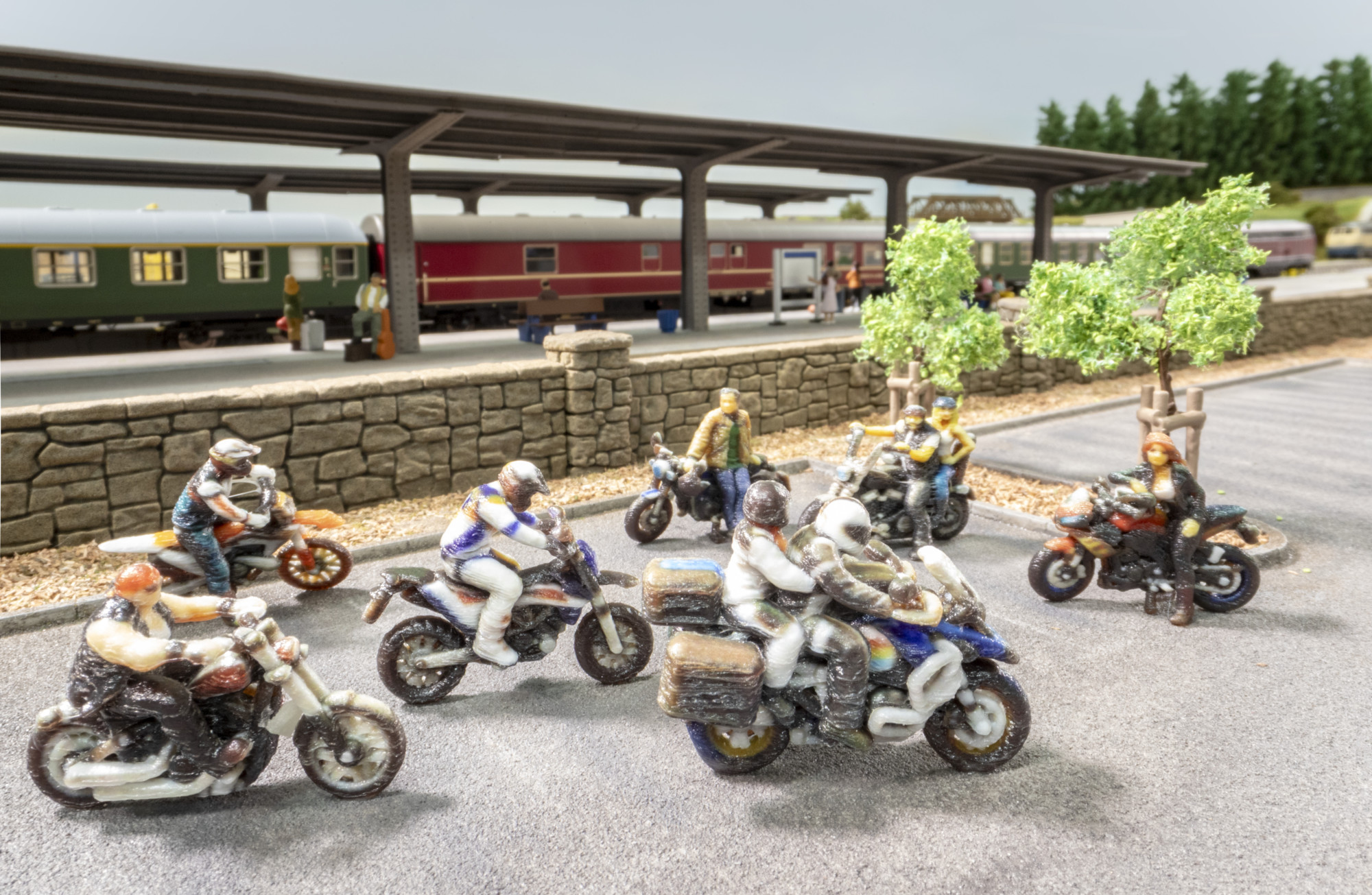 10900 Tourenmotorrad mit Sozia fahrend