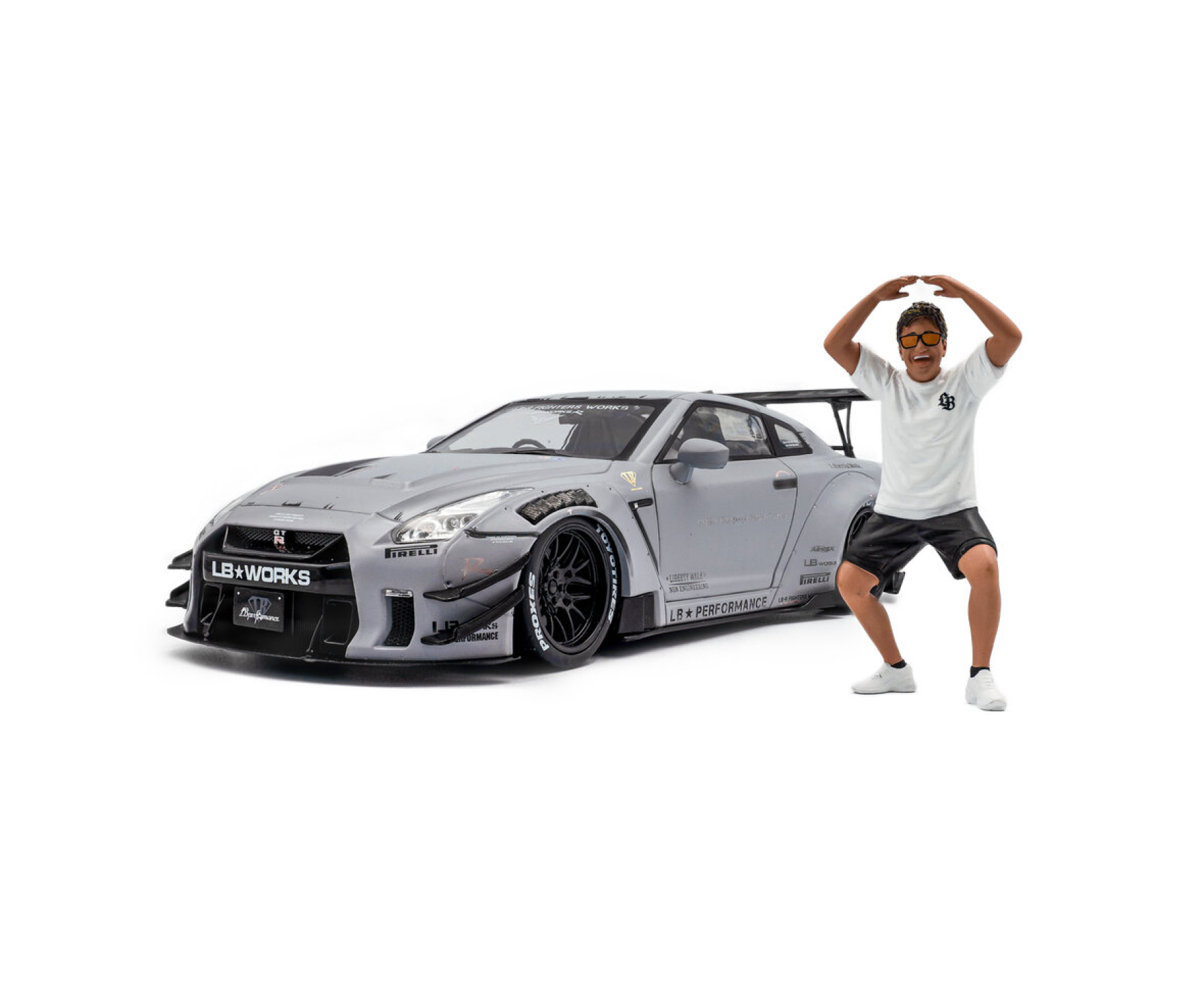 S1805821 Nissan GT-R (R35) grau mit Figur