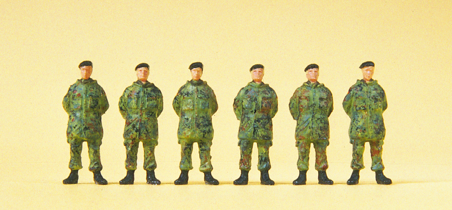 16840 Soldaten stehend. Parka. Barett.