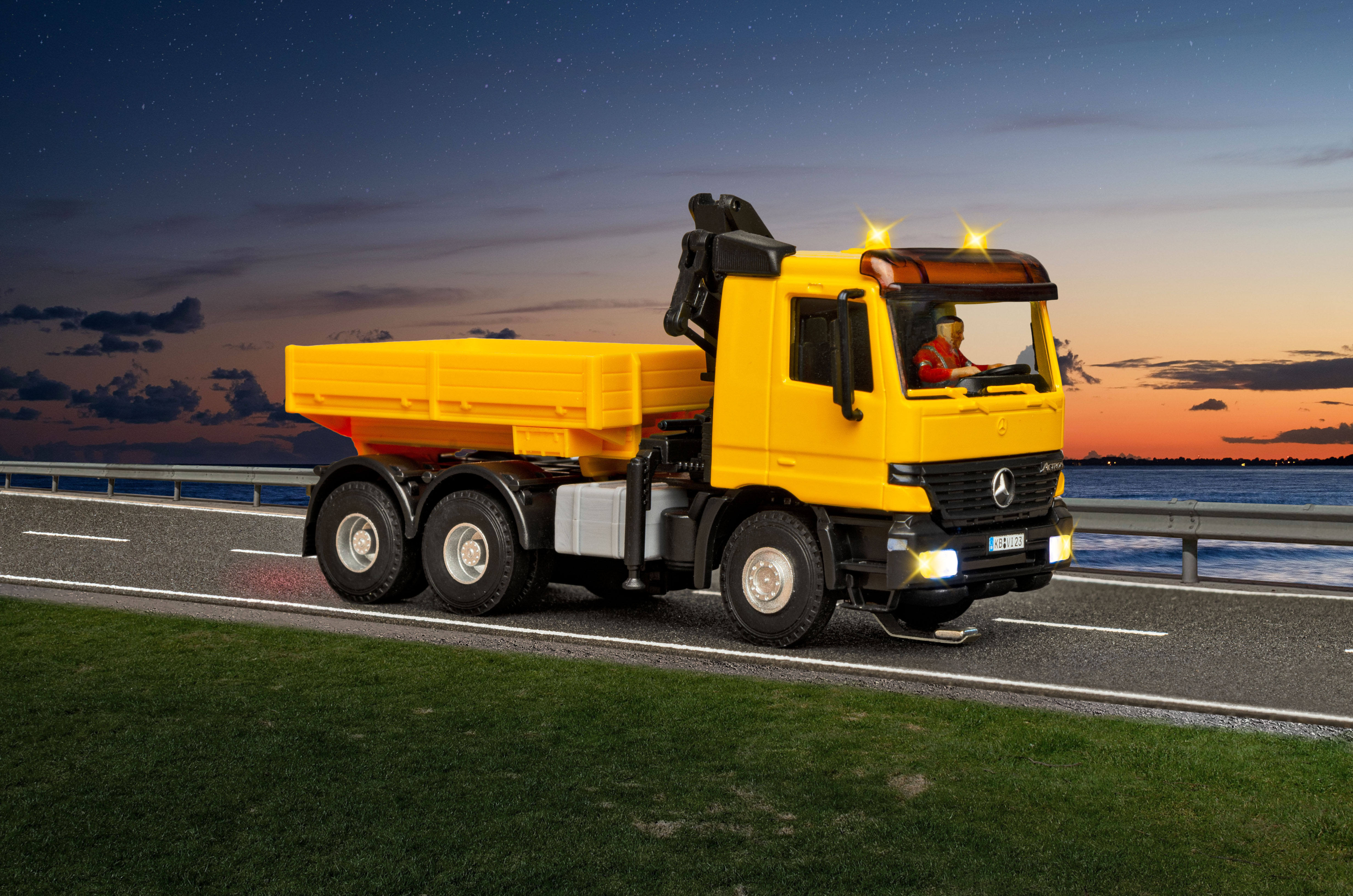 Viessmann 8023 CarMotion: MB Actros m.Flachpritsche