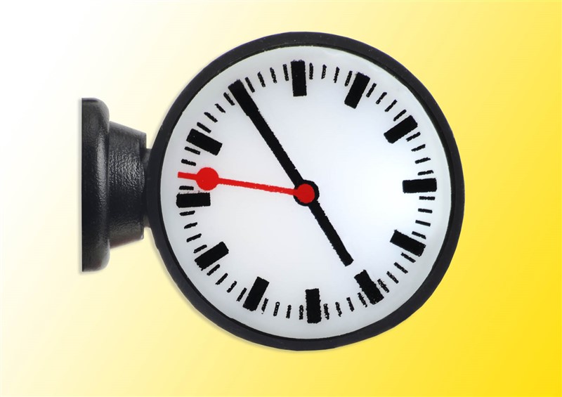 1383 Bahnhofsuhr beleuchtet