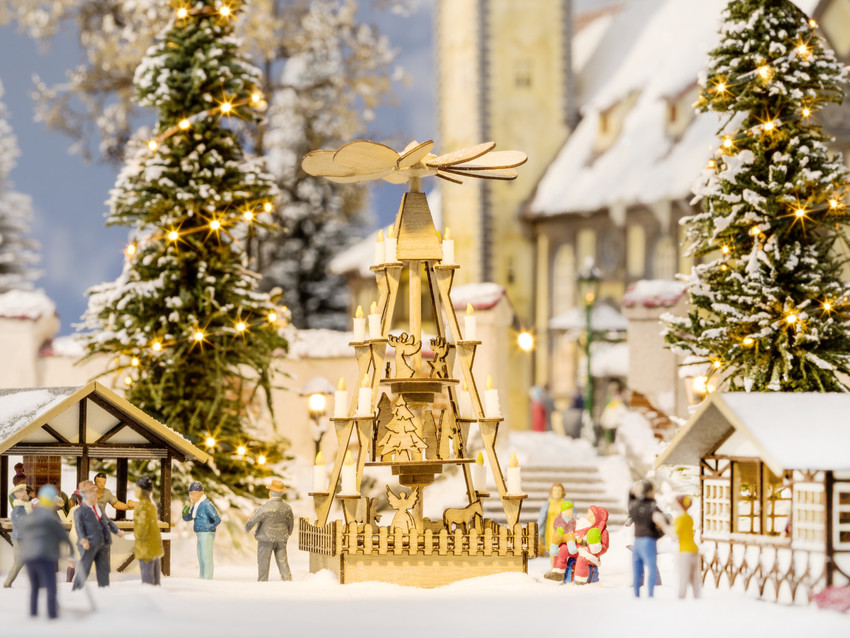 14395 Weihnachtsmarkt-Pyramide