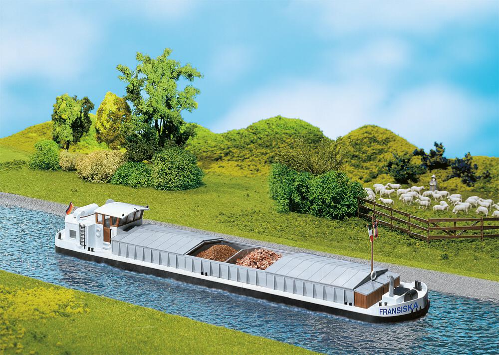131006 Flussfrachtschiff mit Wohnkajüte