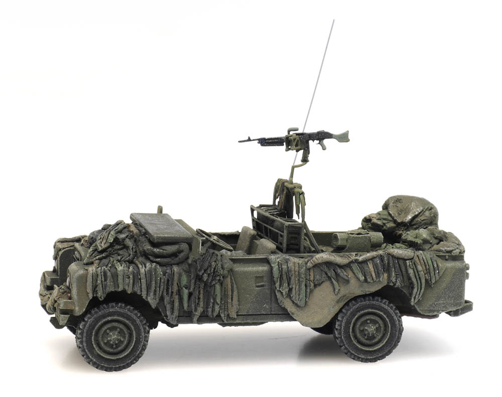 6870343 UK Land Rover 109 combat ready