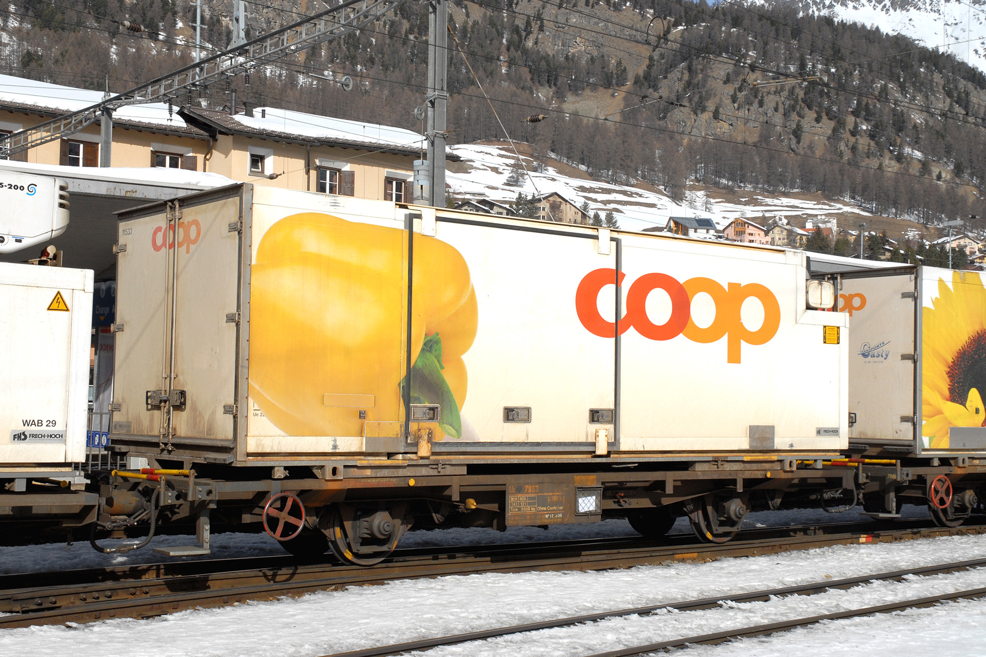 9469119 RhB Lb-v 7879 Tragwagen mit Coop-Conta