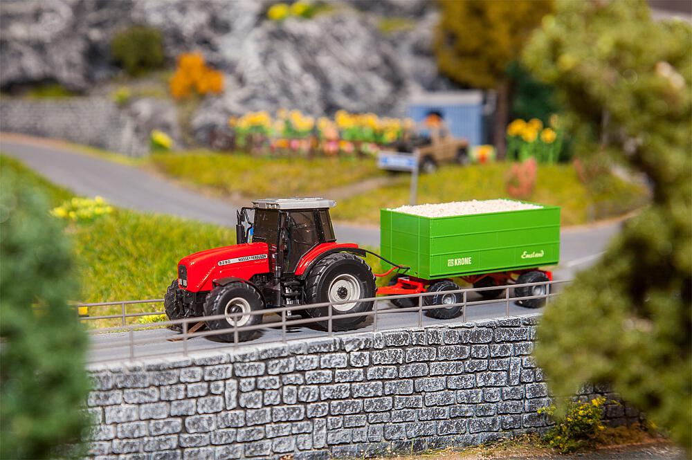 161588 MF Traktor mit Hackschnitzel-Anhänger