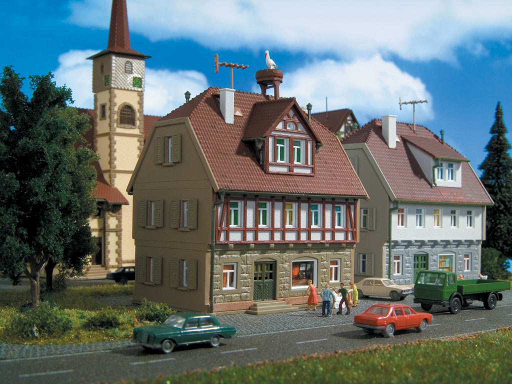 47643 Wohnhaus mit Storchennest