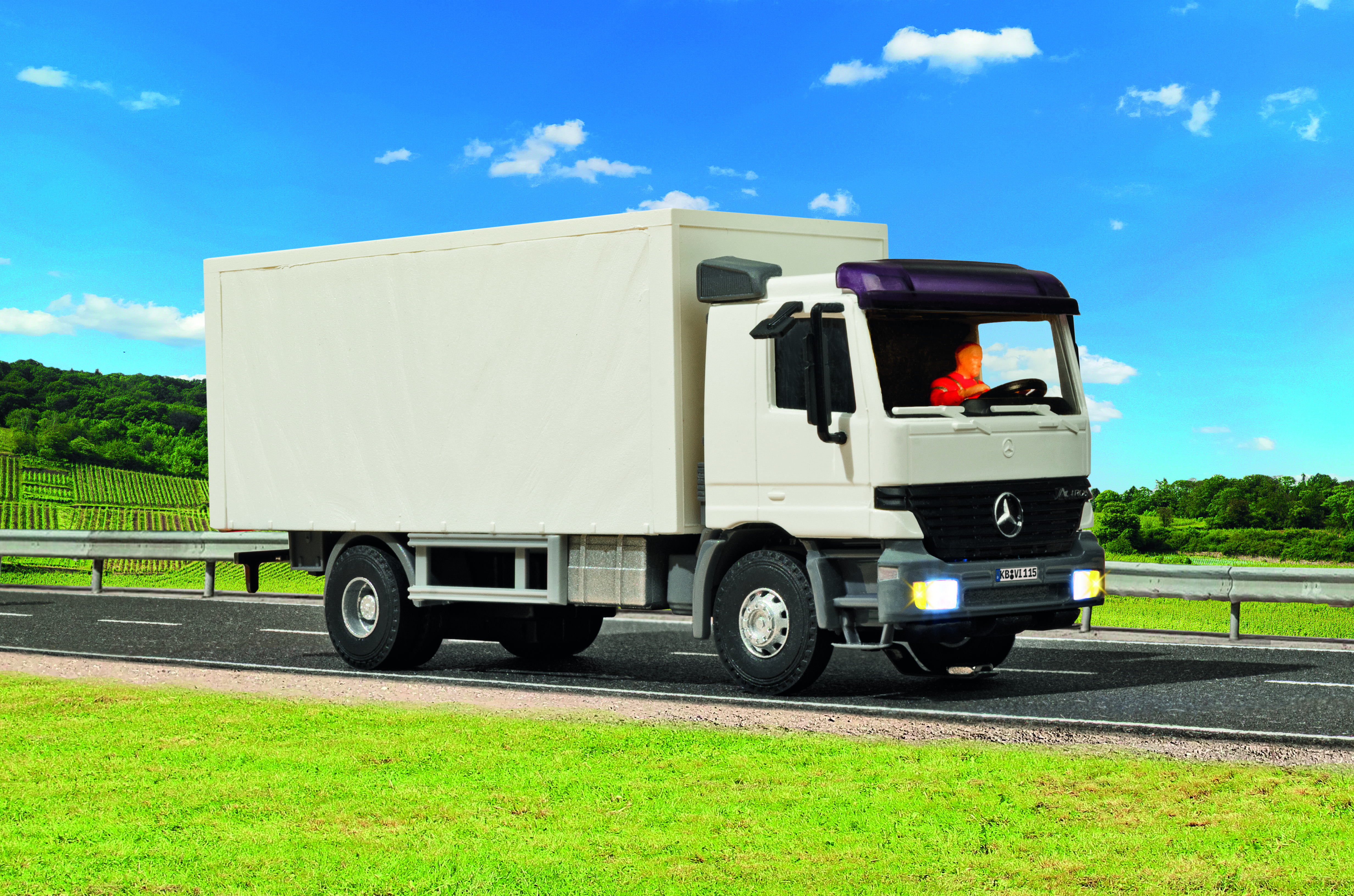 Viessmann 8115 CarMotion: MB Actros Koffer-Lkw