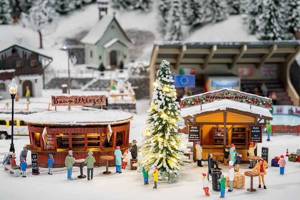 134006 2 Weihnachtsmarktbuden + Weihnachtsbaum