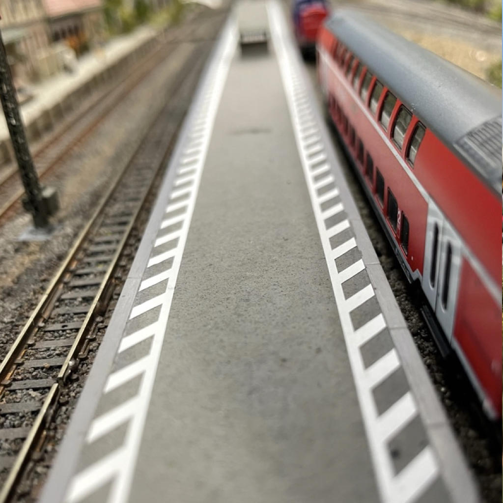 DE-W-23-N Bahnsteig Sicherheitsabstand weiß