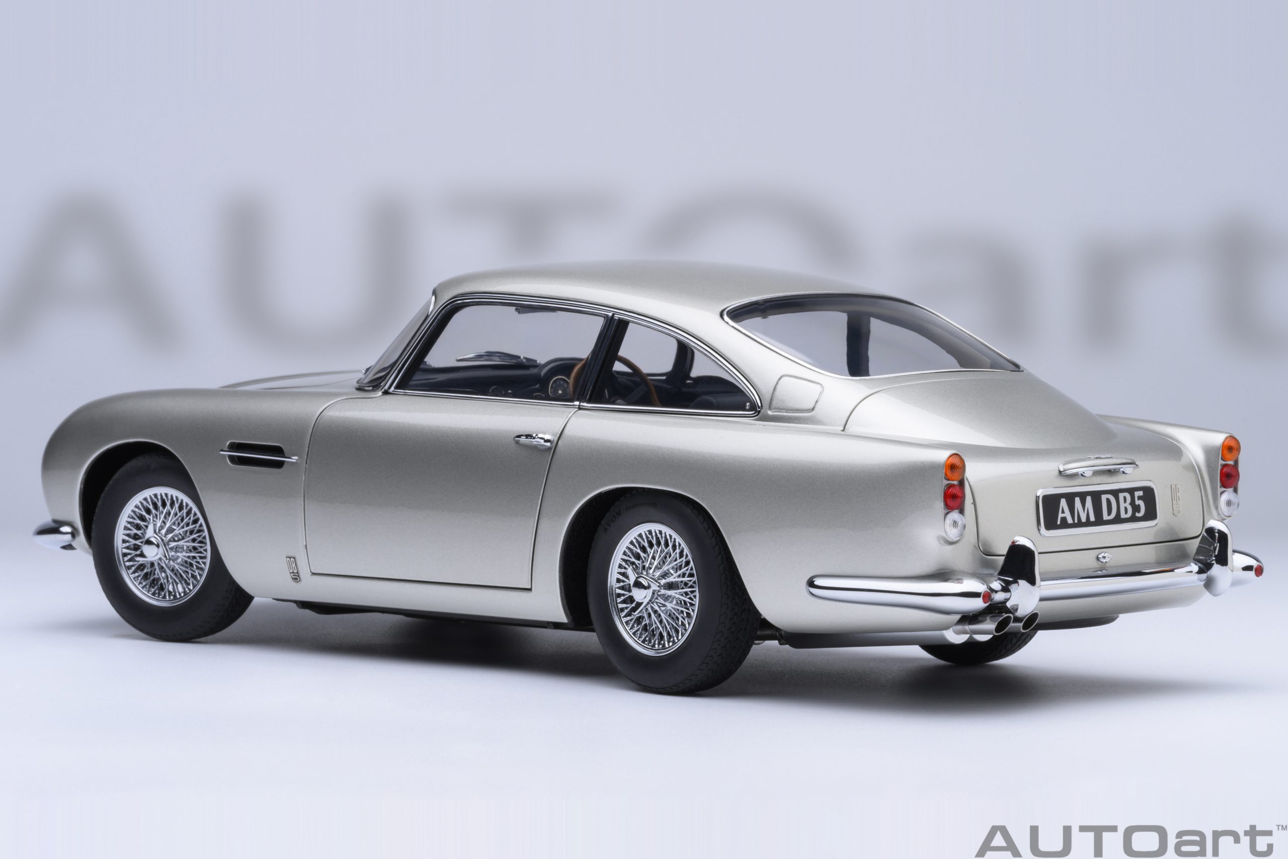 AUTOart 70287 Aston Martin DB5 silber (1964)