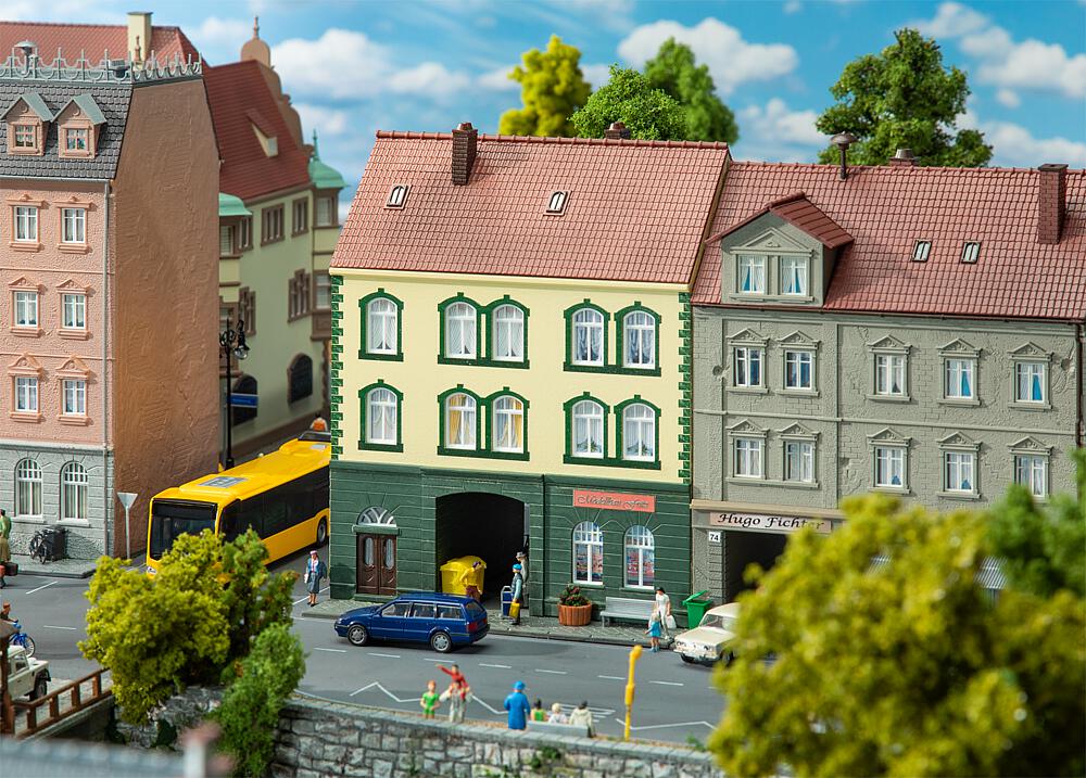 130628 Stadthaus mit Modellbaugeschä