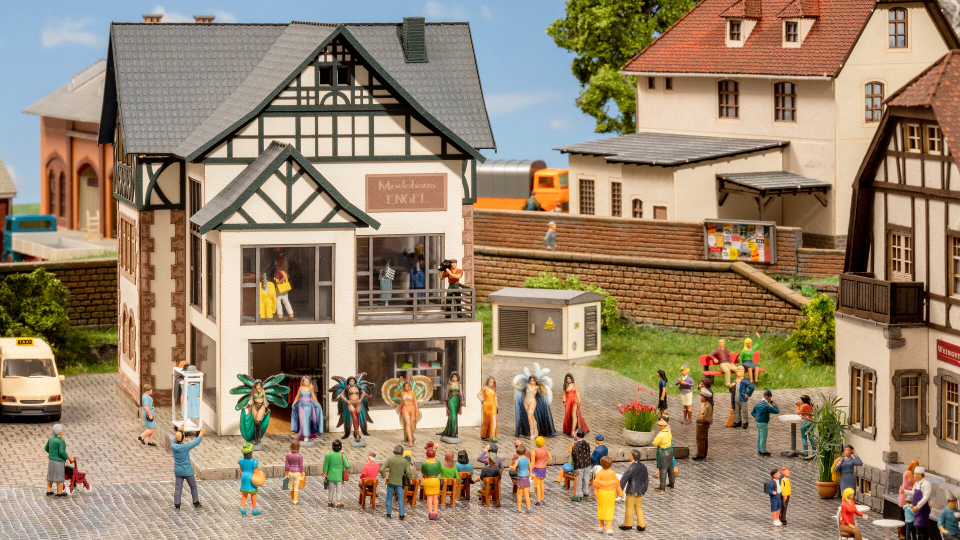 66501 Modegeschäft mit micro-motion Modeschau