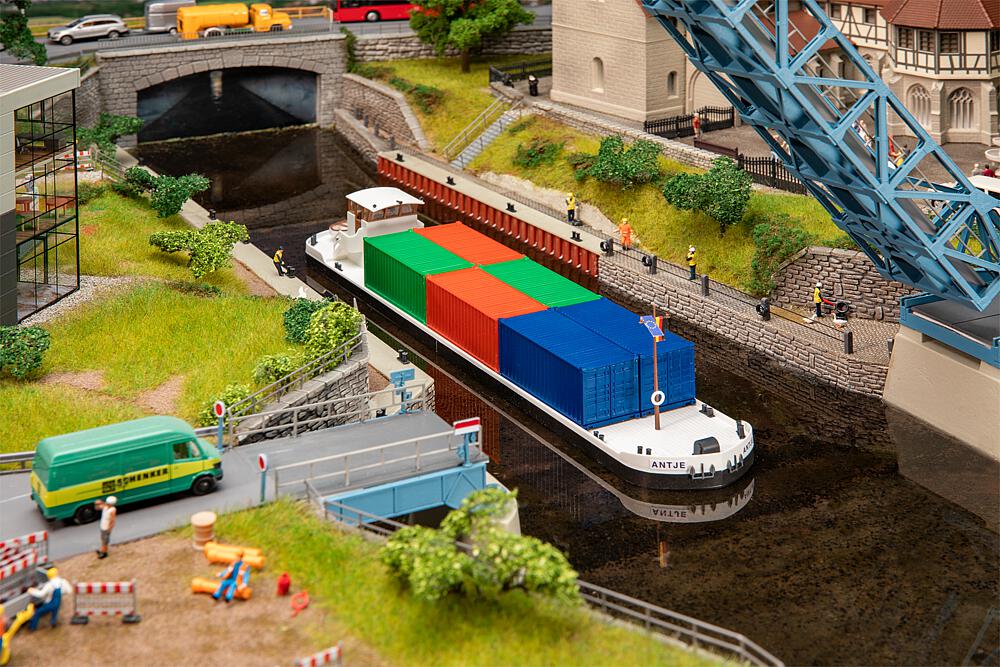 131013 Flussfrachter mit Containern