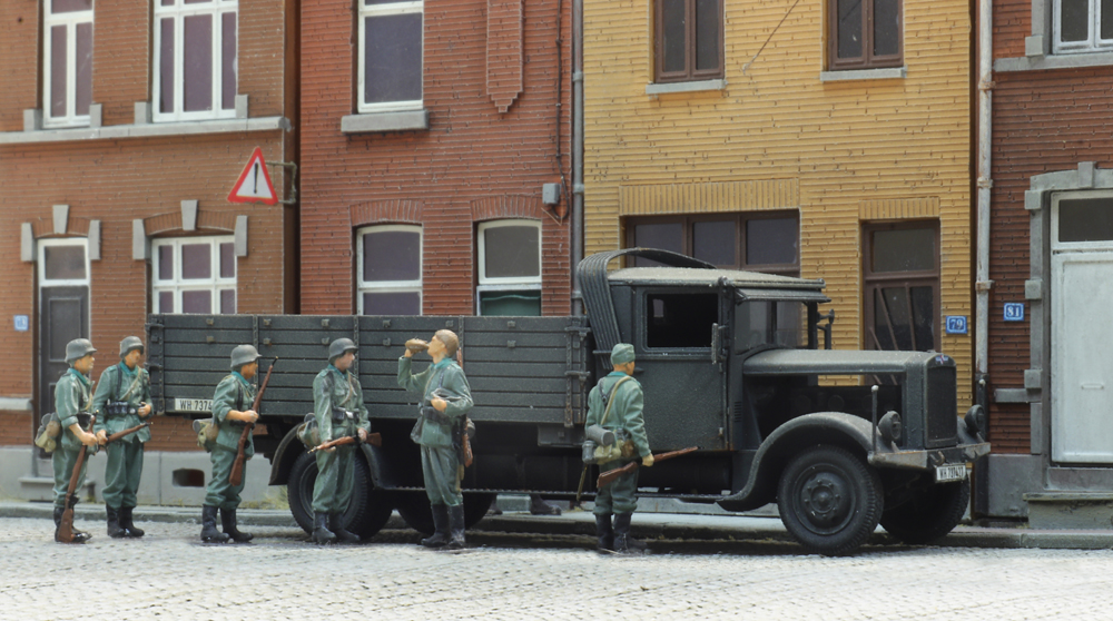 5720009 WM-Infanterie wartet auf Transport